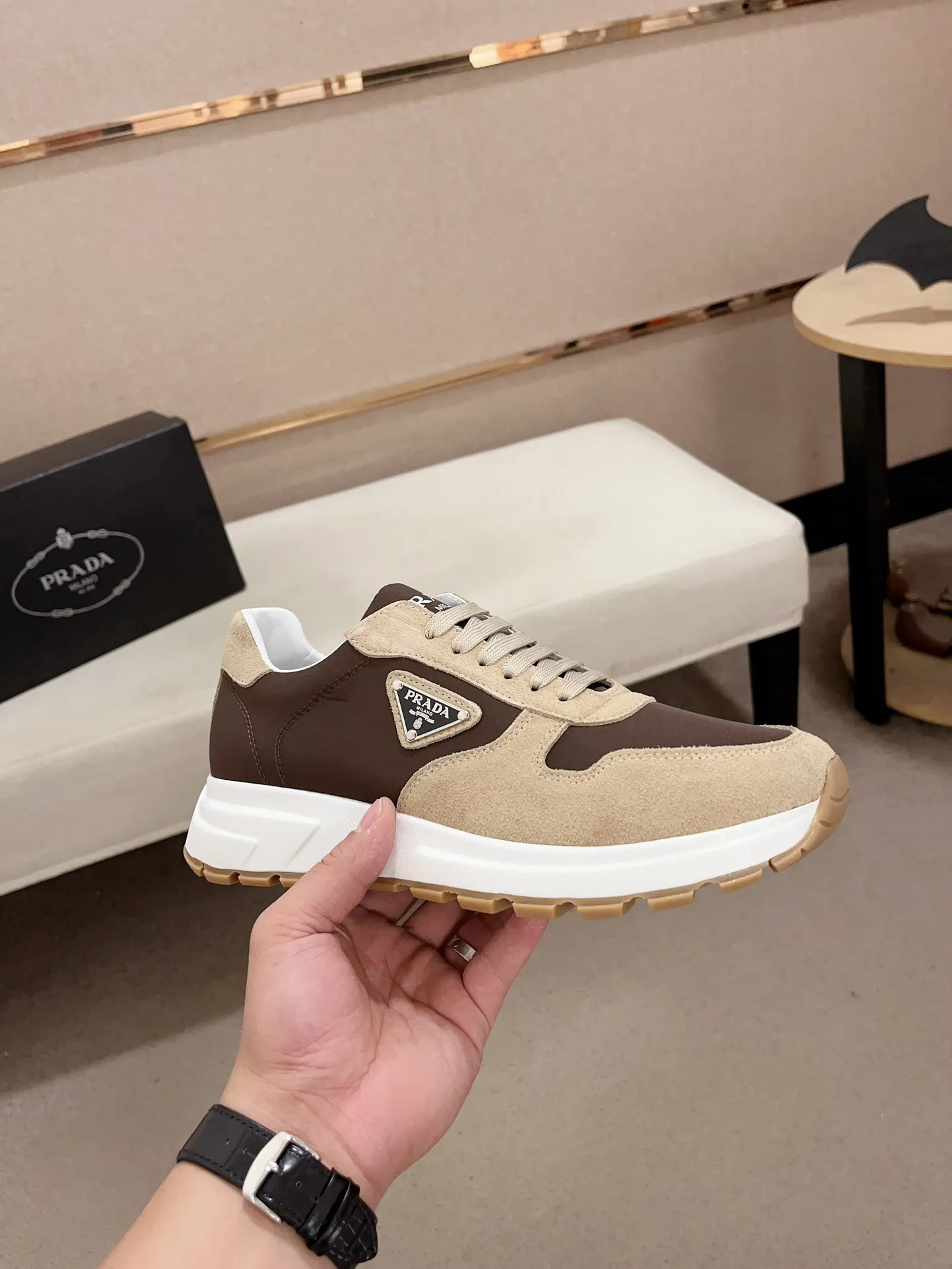Men's shoes💰 540💰 ✔️✔️✔️Higher version High-quality new PRADA (Prada) counters are launched simultaneously. The new men's shoes and 😘fabric are made of selected first-layer cowhide ➕ breathable fabric technology. Lining: Full cowhide lining. 👍🏿 High-end ☄️ air-cushion molded anti-slip rubber outsole, exquisite lines, simple and elegant, comfortable and high-end for leisure travel. Code number: 38 to 44 (45 can be customized)